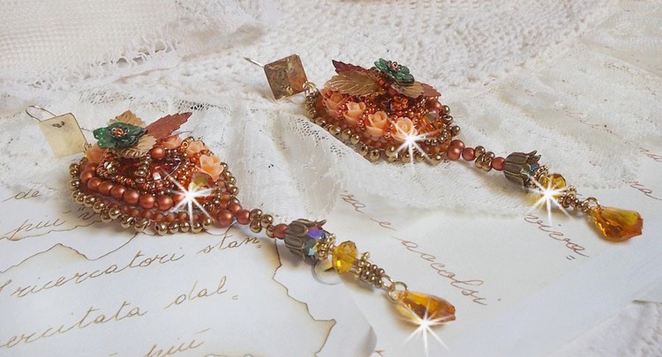 BO Souffle d'Automne chic Bordado étnico com cristais Swarovski, dois cabochons de vidro boémios dos anos 60, rosas de resina e missangas de sementes