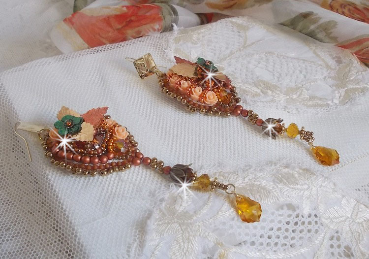 BO Souffle d'Automne chic Bordado étnico com cristais Swarovski, dois cabochons de vidro boémios dos anos 60, rosas de resina e missangas de sementes