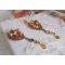 BO Souffle d'Automne chic Bordado étnico com cristais Swarovski, dois cabochons de vidro boémios dos anos 60, rosas de resina e missangas de sementes