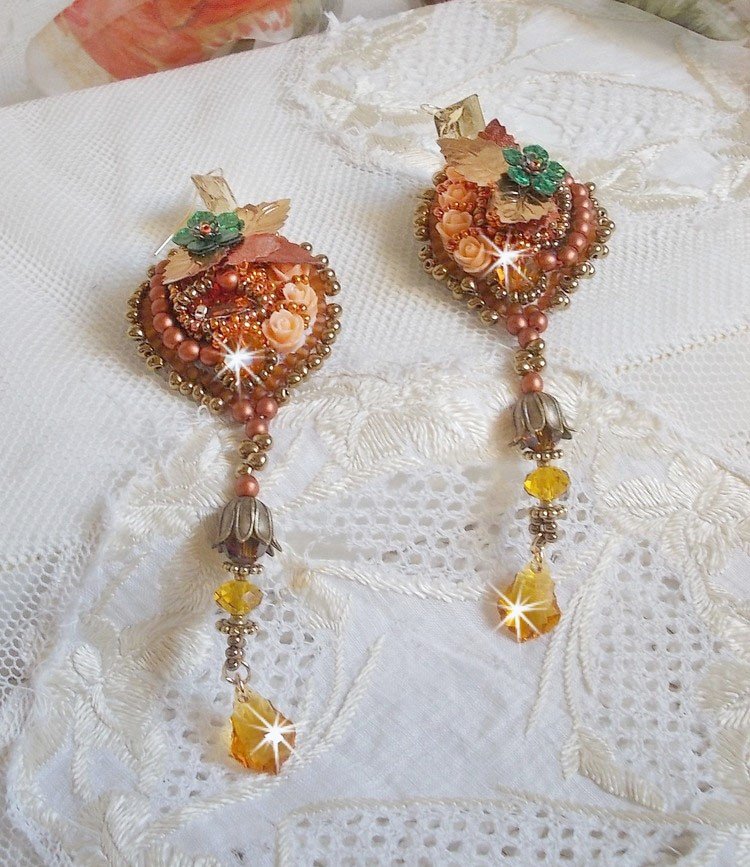 BO Souffle d'Automne chic Bordado étnico com cristais Swarovski, dois cabochons de vidro boémios dos anos 60, rosas de resina e missangas de sementes