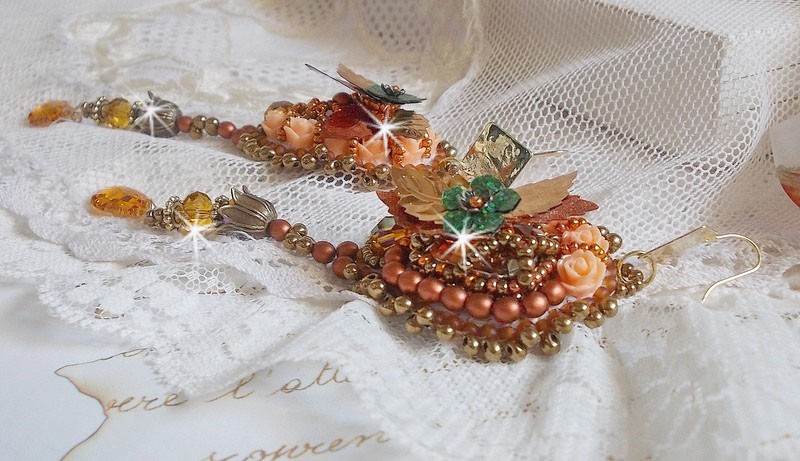 BO Souffle d'Automne chic Bordado étnico com cristais Swarovski, dois cabochons de vidro boémios dos anos 60, rosas de resina e missangas de sementes