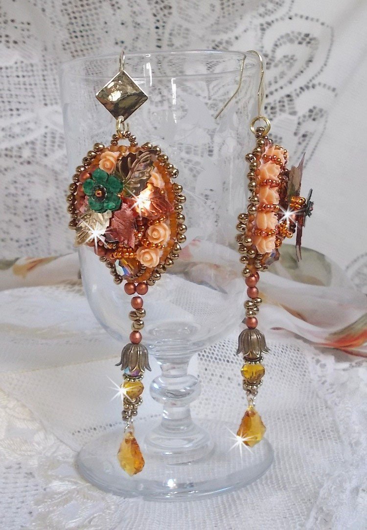 BO Souffle d'Automne chic Bordado étnico com cristais Swarovski, dois cabochons de vidro boémios dos anos 60, rosas de resina e missangas de sementes