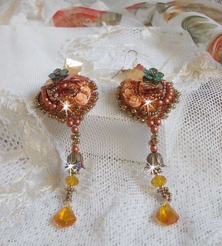 BO Souffle d'Automne chic Bordado étnico com cristais Swarovski, dois cabochons de vidro boémios dos anos 60, rosas de resina e missangas de sementes