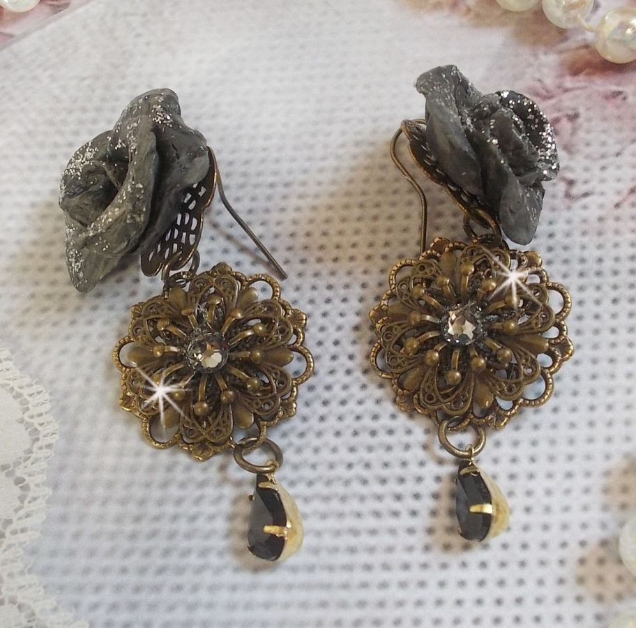 BO Steampunk Queen criada com rosas de porcelana preta, cabochons de cristal Swarovski, gotas de vidro e acessórios de latão