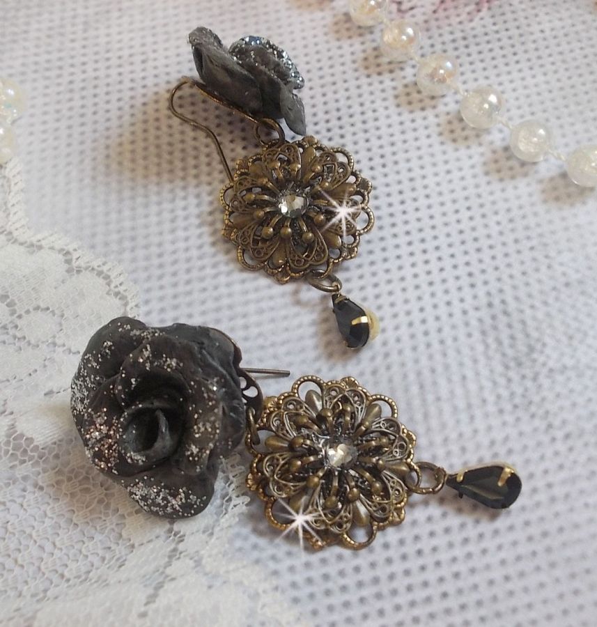 BO Steampunk Queen criada com rosas de porcelana preta, cabochons de cristal Swarovski, gotas de vidro e acessórios de latão