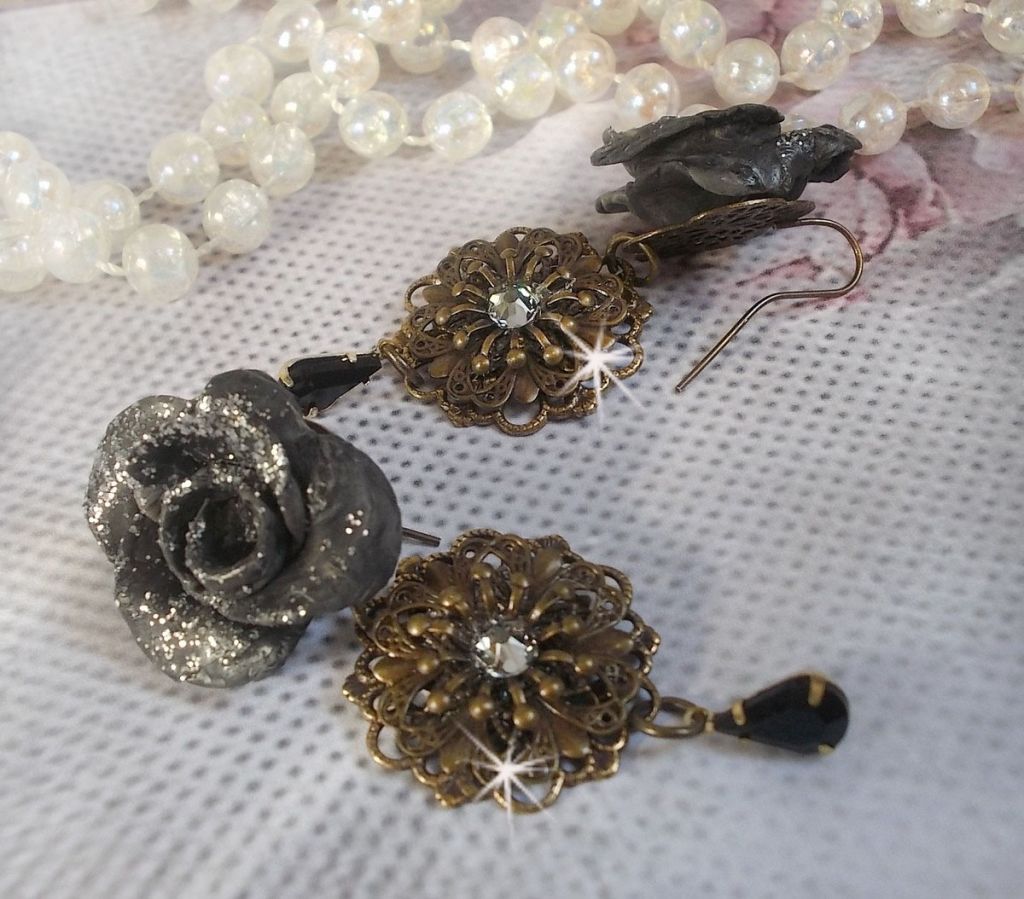 BO Steampunk Queen criada com rosas de porcelana preta, cabochons de cristal Swarovski, gotas de vidro e acessórios de latão