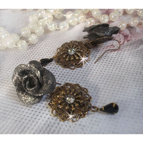 BO Steampunk Queen criada com rosas de porcelana preta, cabochons de cristal Swarovski, gotas de vidro e acess&oacute;rios de lat&atilde;o