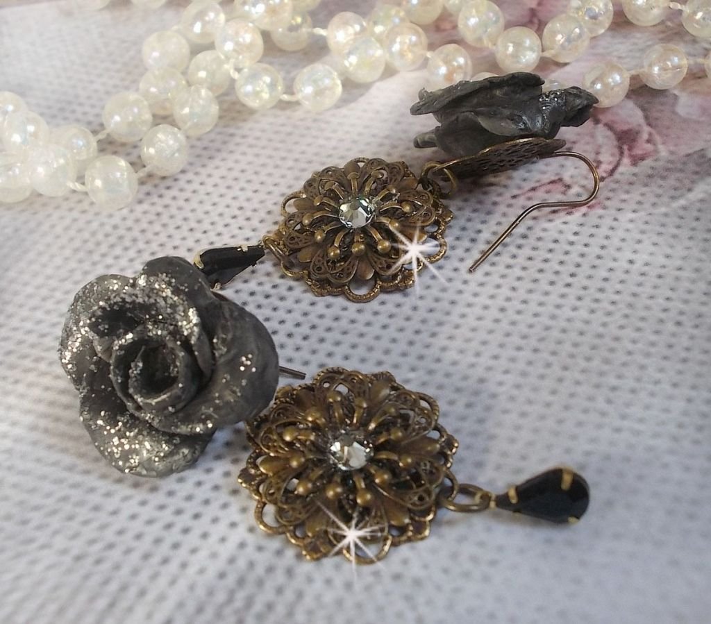 BO Steampunk Queen criada com rosas de porcelana preta, cabochons de cristal Swarovski, gotas de vidro e acessórios de latão