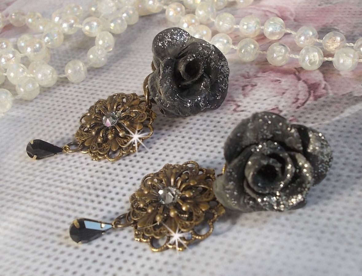 BO Steampunk Queen criada com rosas de porcelana preta, cabochons de cristal Swarovski, gotas de vidro e acessórios de latão