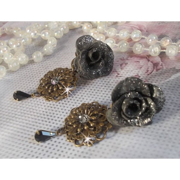 BO Steampunk Queen criada com rosas de porcelana preta, cabochons de cristal Swarovski, gotas de vidro e acess&oacute;rios de lat&atilde;o