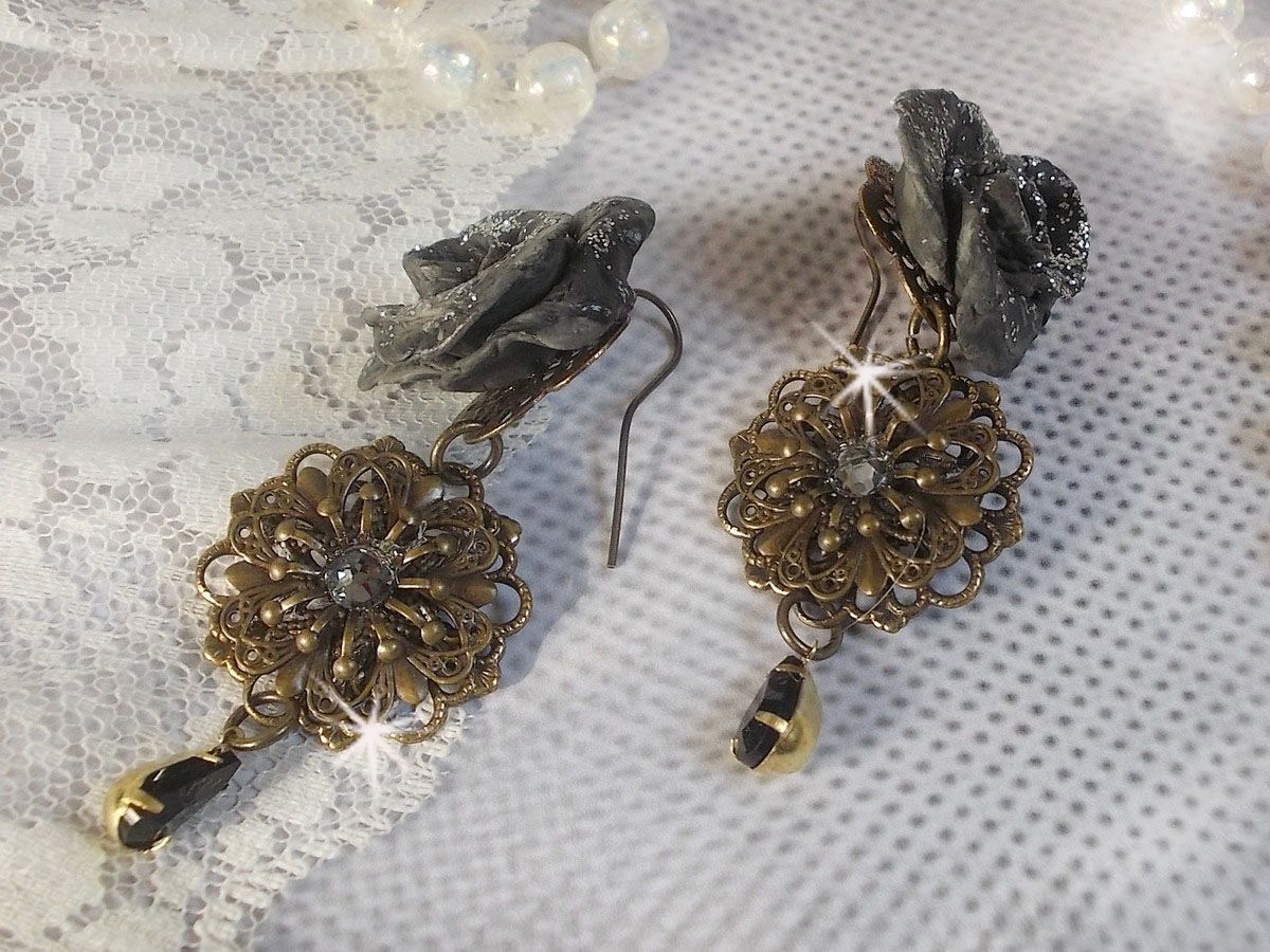 BO Steampunk Queen criada com rosas de porcelana preta, cabochons de cristal Swarovski, gotas de vidro e acessórios de latão