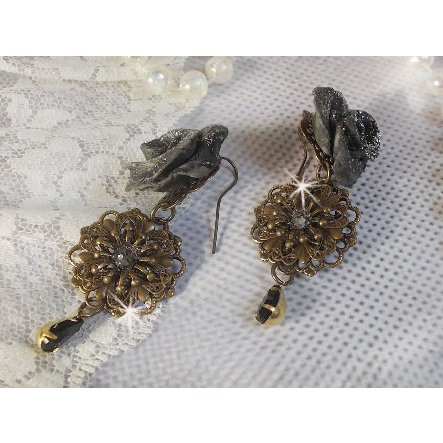 BO Steampunk Queen criada com rosas de porcelana preta, cabochons de cristal Swarovski, gotas de vidro e acessórios de latão