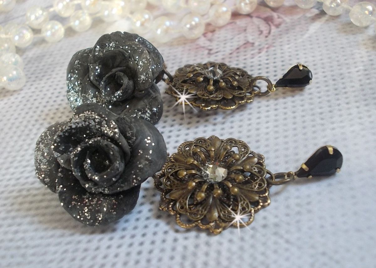BO Steampunk Queen criada com rosas de porcelana preta, cabochons de cristal Swarovski, gotas de vidro e acessórios de latão