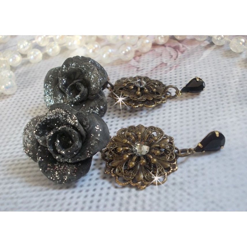 BO Steampunk Queen criada com rosas de porcelana preta, cabochons de cristal Swarovski, gotas de vidro e acessórios de latão