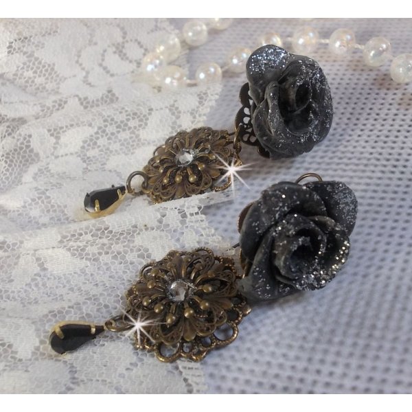BO Steampunk Queen criada com rosas de porcelana preta, cabochons de cristal Swarovski, gotas de vidro e acess&oacute;rios de lat&atilde;o