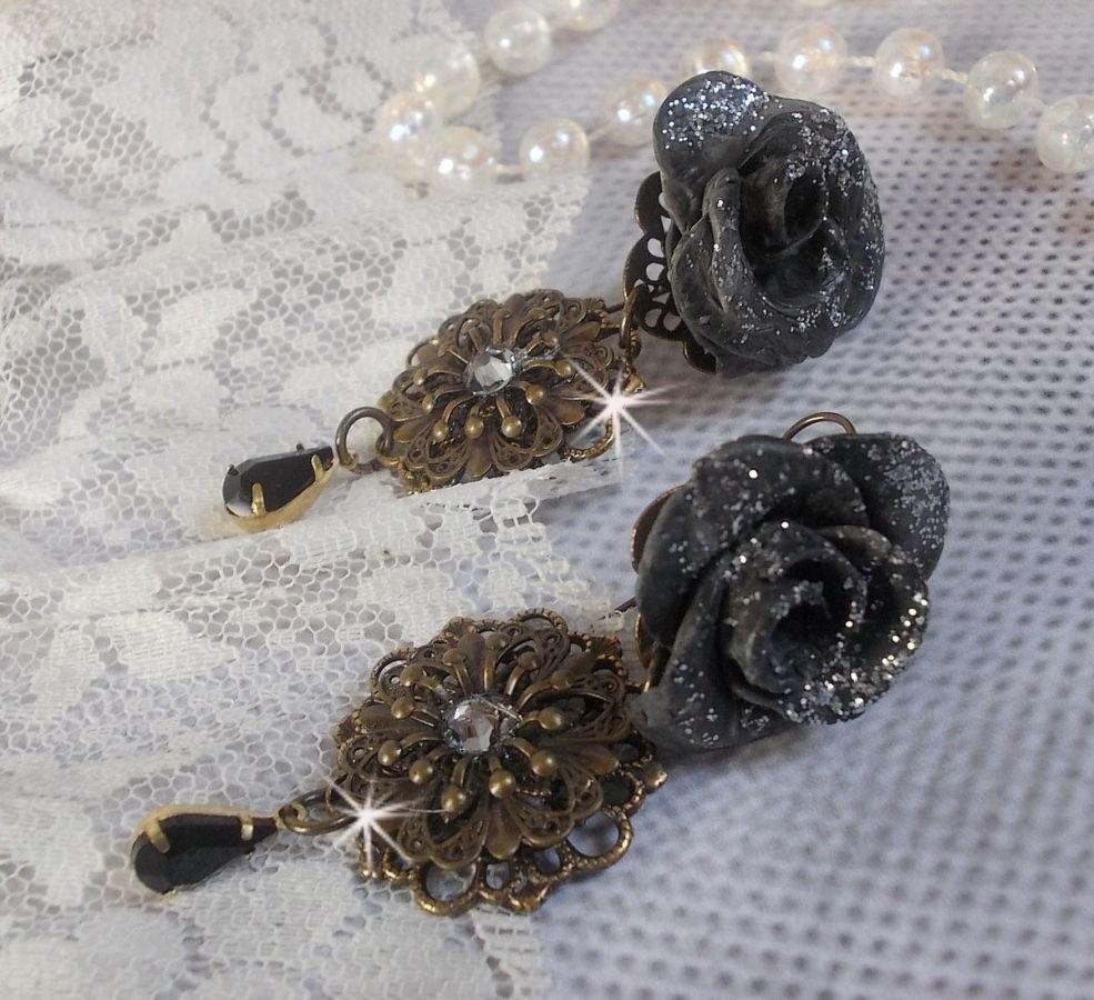 BO Steampunk Queen criada com rosas de porcelana preta, cabochons de cristal Swarovski, gotas de vidro e acessórios de latão