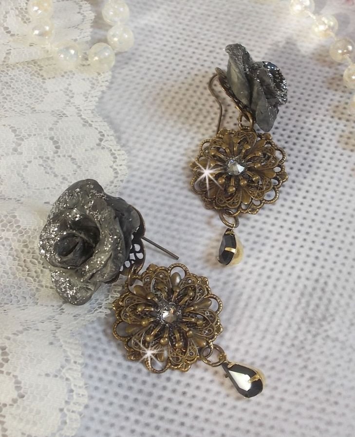 BO Steampunk Queen criada com rosas de porcelana preta, cabochons de cristal Swarovski, gotas de vidro e acessórios de latão