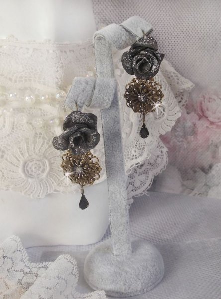 BO Steampunk Queen criada com rosas de porcelana preta, cabochons de cristal Swarovski, gotas de vidro e acess&oacute;rios de lat&atilde;o