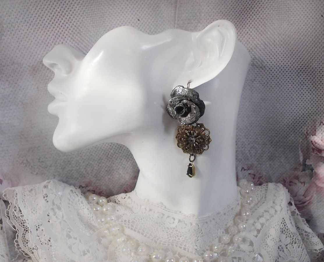 BO Steampunk Queen criada com rosas de porcelana preta, cabochons de cristal Swarovski, gotas de vidro e acessórios de latão
