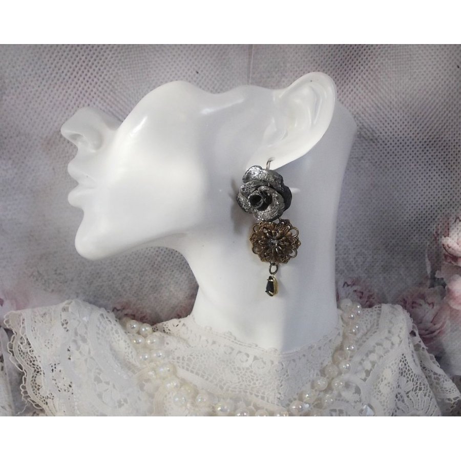 BO Steampunk Queen criada com rosas de porcelana preta, cabochons de cristal Swarovski, gotas de vidro e acessórios de latão