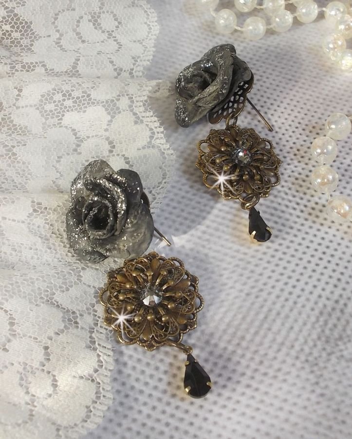 BO Steampunk Queen criada com rosas de porcelana preta, cabochons de cristal Swarovski, gotas de vidro e acessórios de latão