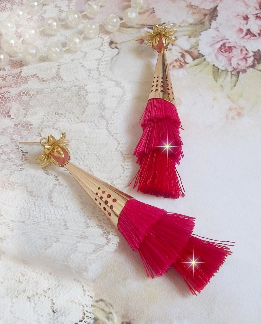 BO Pedra criada com pompons triplos rosa, fúcsia e vermelho, morango de quartzo, acessórios banhados a ouro e vários