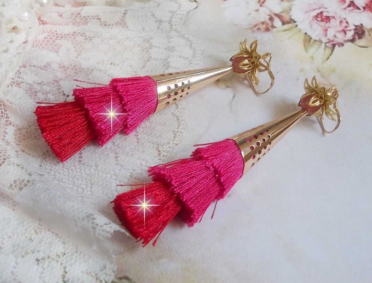 BO Pedra criada com pompons triplos rosa, fúcsia e vermelho, morango de quartzo, acessórios banhados a ouro e vários