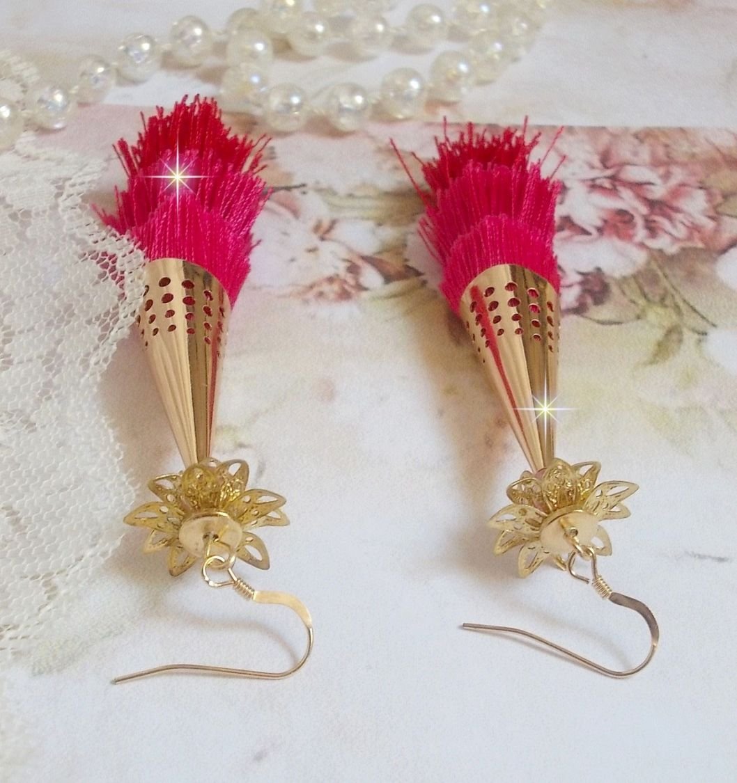 BO Pedra criada com pompons triplos rosa, fúcsia e vermelho, morango de quartzo, acessórios banhados a ouro e vários