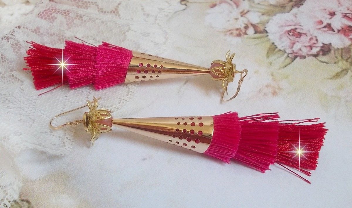BO Pedra criada com pompons triplos rosa, fúcsia e vermelho, morango de quartzo, acessórios banhados a ouro e vários