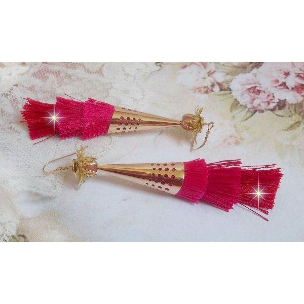 BO Pedra criada com pompons triplos rosa, fúcsia e vermelho, morango de quartzo, acessórios banhados a ouro e vários