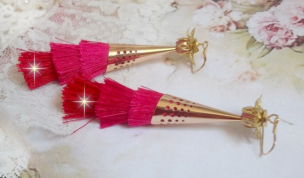 BO Pedra criada com pompons triplos rosa, fúcsia e vermelho, morango de quartzo, acessórios banhados a ouro e vários