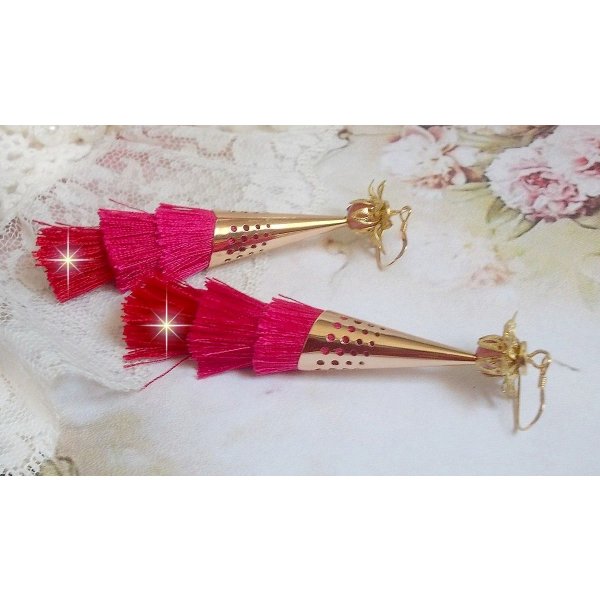 BO Pedra criada com pompons triplos rosa, fúcsia e vermelho, morango de quartzo, acessórios banhados a ouro e vários