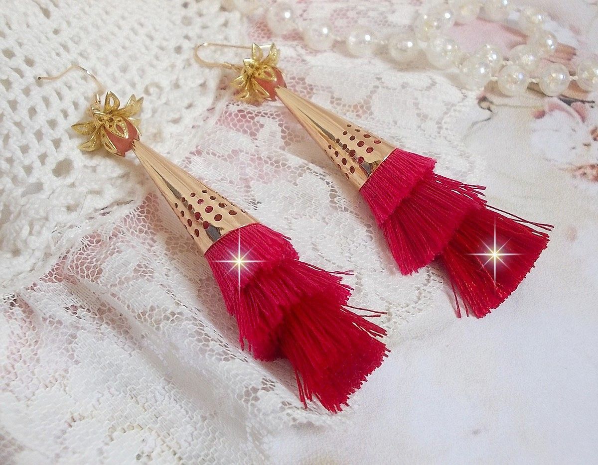 BO Pedra criada com pompons triplos rosa, fúcsia e vermelho, morango de quartzo, acessórios banhados a ouro e vários