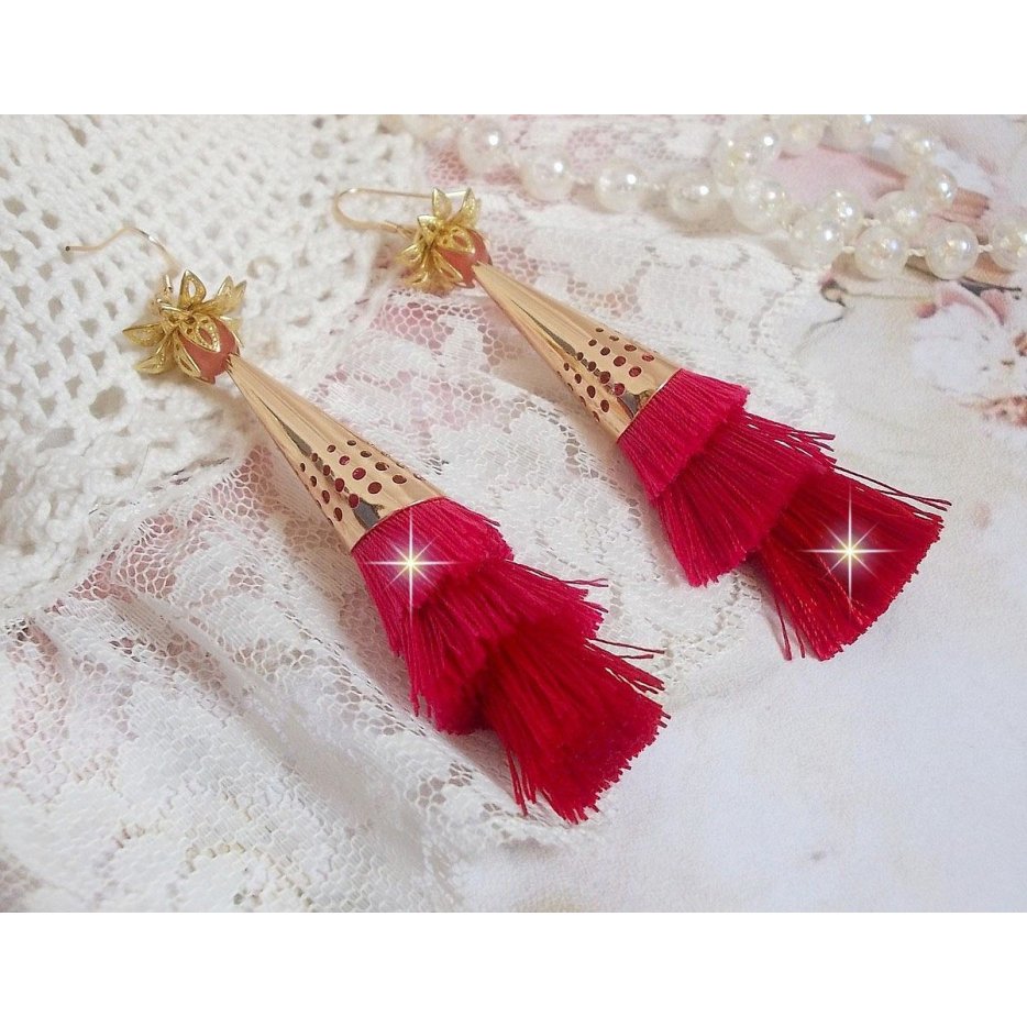 BO Pedra criada com pompons triplos rosa, fúcsia e vermelho, morango de quartzo, acessórios banhados a ouro e vários