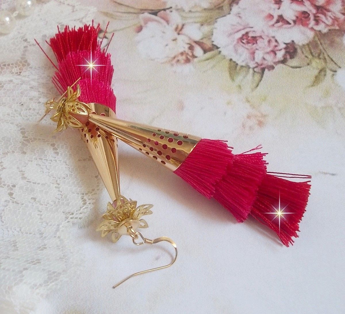 BO Pedra criada com pompons triplos rosa, fúcsia e vermelho, morango de quartzo, acessórios banhados a ouro e vários