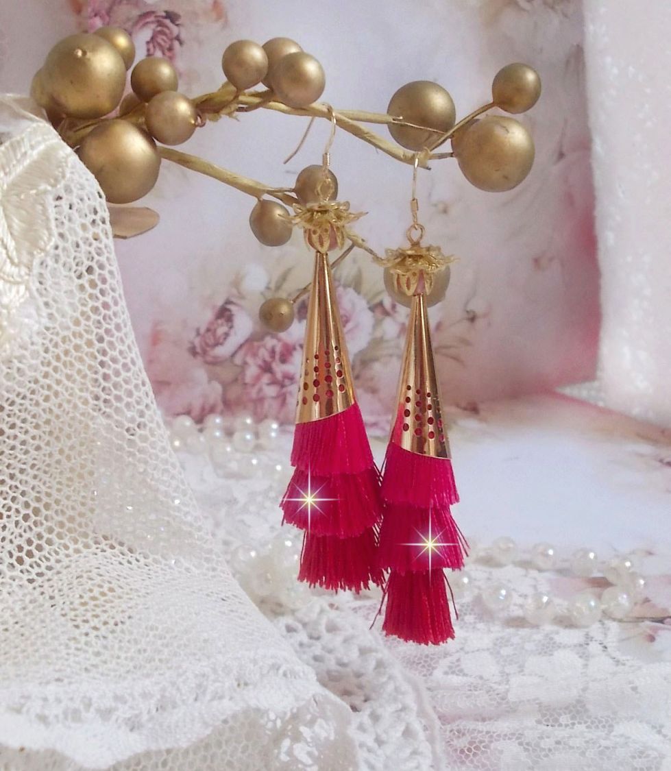 BO Pedra criada com pompons triplos rosa, fúcsia e vermelho, morango de quartzo, acessórios banhados a ouro e vários