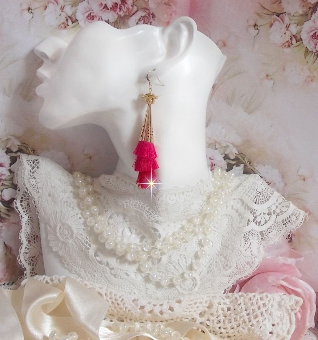 BO Pedra criada com pompons triplos rosa, fúcsia e vermelho, morango de quartzo, acessórios banhados a ouro e vários
