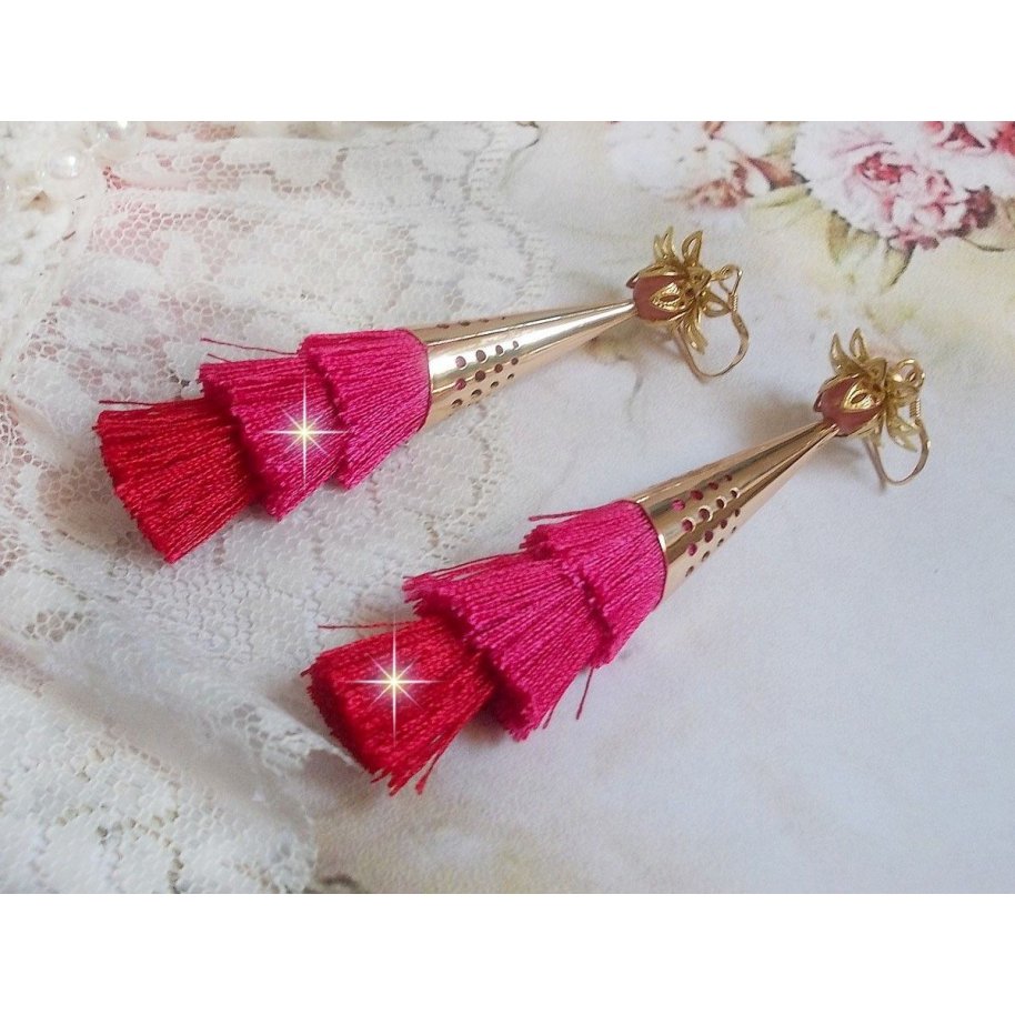 BO Pedra criada com pompons triplos rosa, fúcsia e vermelho, morango de quartzo, acessórios banhados a ouro e vários
