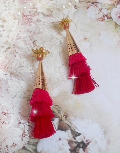 BO Pedra criada com pompons triplos rosa, f&uacute;csia e vermelho, morango de quartzo, acess&oacute;rios banhados a ouro e v&aacute;rios