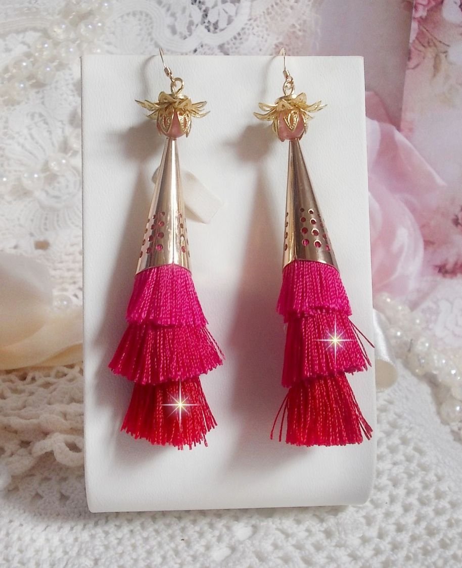 BO Pedra criada com pompons triplos rosa, fúcsia e vermelho, morango de quartzo, acessórios banhados a ouro e vários
