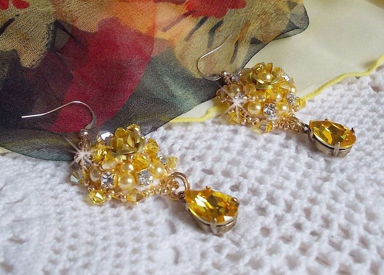 BO Girassol Ouro bordado com cristais Swarovski, rosas metálicas e missangas de sementes Miyuki