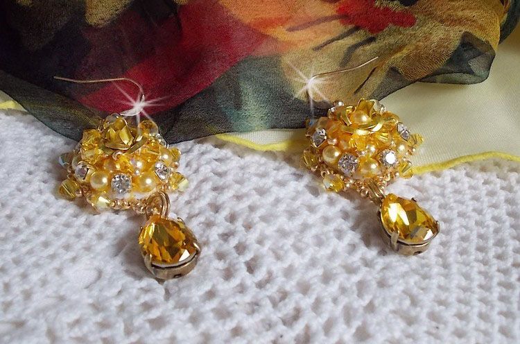 BO Girassol Ouro bordado com cristais Swarovski, rosas metálicas e missangas de sementes Miyuki