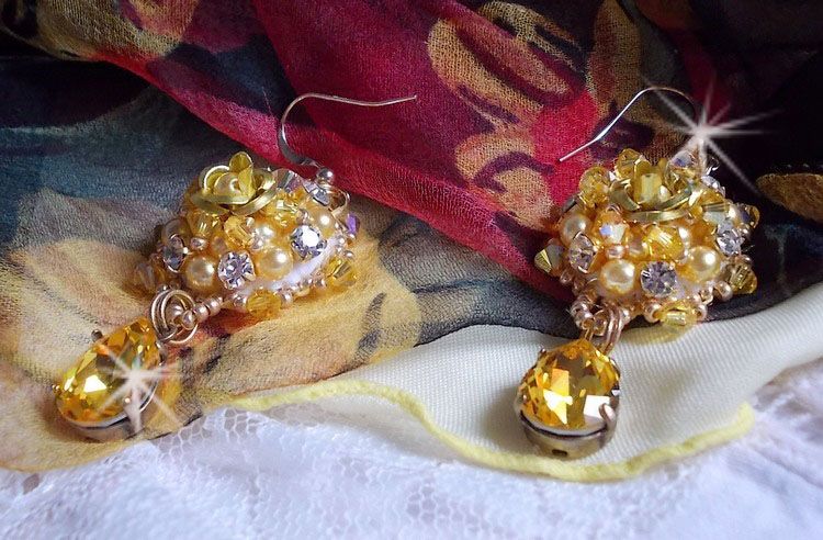 BO Girassol Ouro bordado com cristais Swarovski, rosas metálicas e missangas de sementes Miyuki