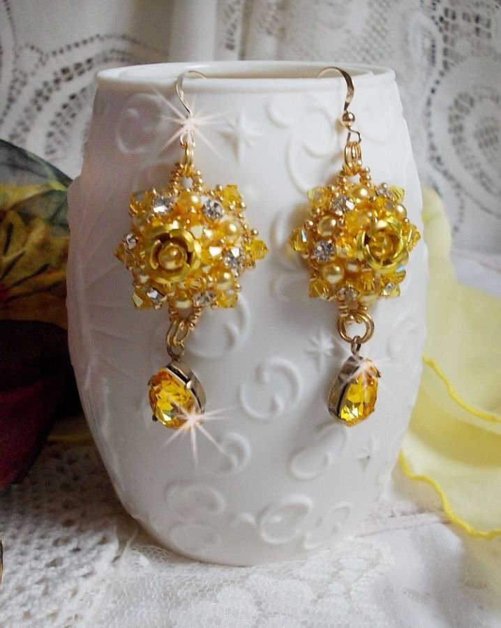 BO Girassol Ouro bordado com cristais Swarovski, rosas metálicas e missangas de sementes Miyuki