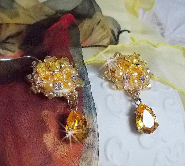BO Girassol Ouro bordado com cristais Swarovski, rosas metálicas e missangas de sementes Miyuki