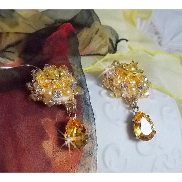 BO Girassol Ouro bordado com cristais Swarovski, rosas metálicas e missangas de sementes Miyuki