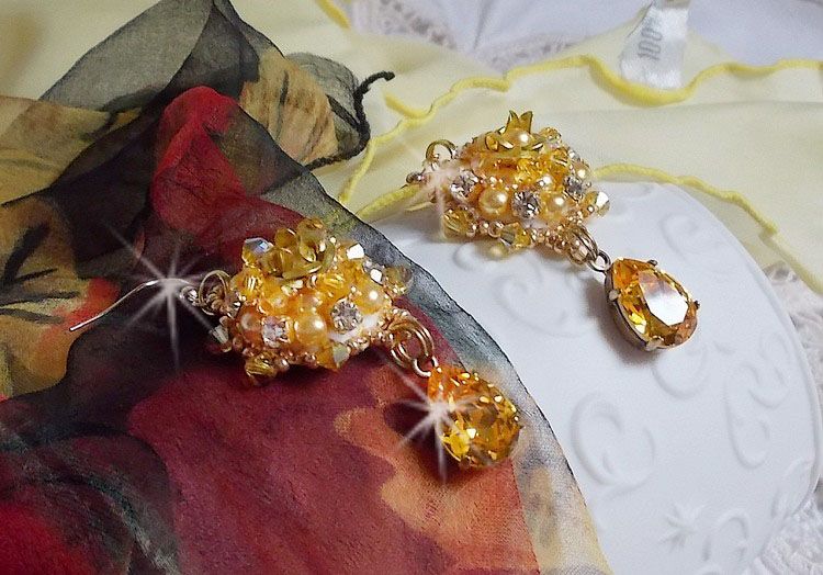 BO Girassol Ouro bordado com cristais Swarovski, rosas metálicas e missangas de sementes Miyuki