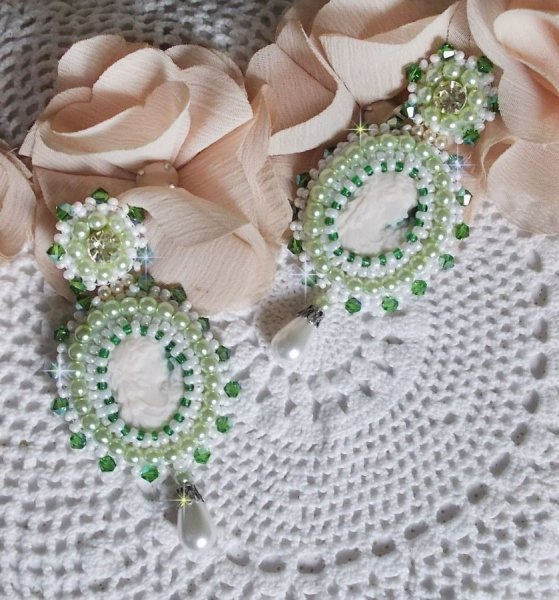 BO S&eacute;duction Charme victoriennes brod&eacute;es avec des cabochons fait main en r&eacute;sine portrait de femme