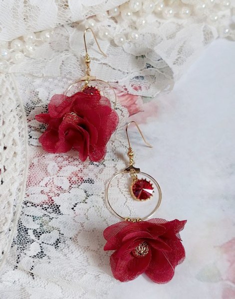 BO Symphonie de Rouge cr&eacute;&eacute;es avec cr&eacute;oles, fleurs mousseline et perles Cristal Swarovski
