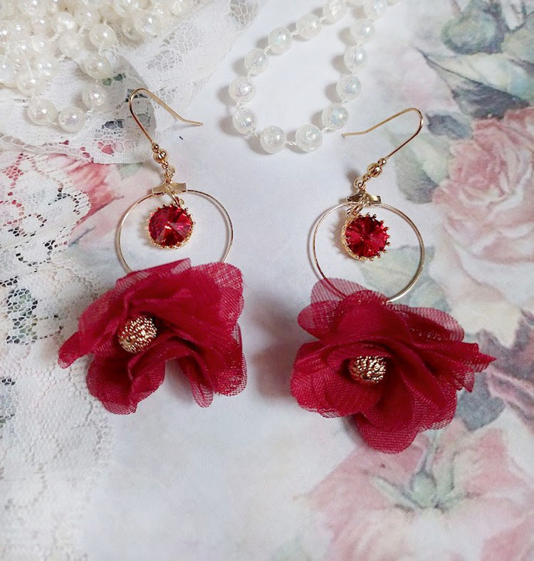 BO Symphonie de Rouge cr&eacute;&eacute;es avec cr&eacute;oles, fleurs mousseline et perles Cristal Swarovski